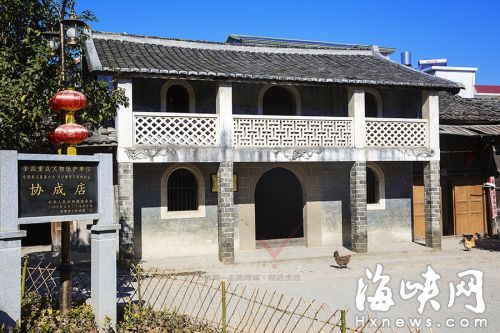 小區(qū)頂樓違建水泥漿到處噴 物業(yè):業(yè)主是老違建戶(hù)