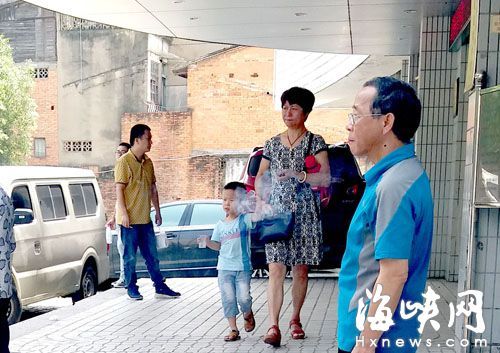昨日上午，市皮膚病防治院門診大廳外，男子抽煙，風一吹煙霧飄散