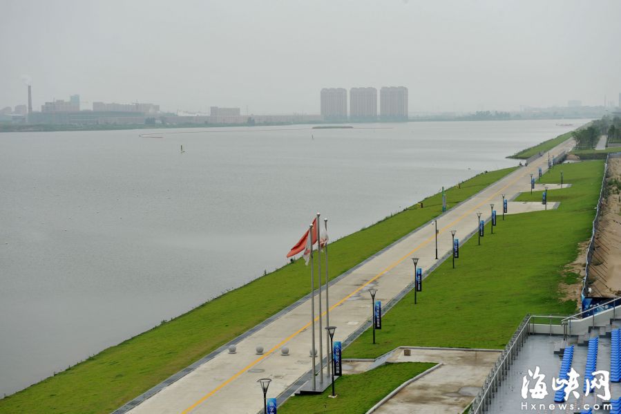 長樂東湖“變身”:曾經半湖浮蓮 現在水清伴花香
