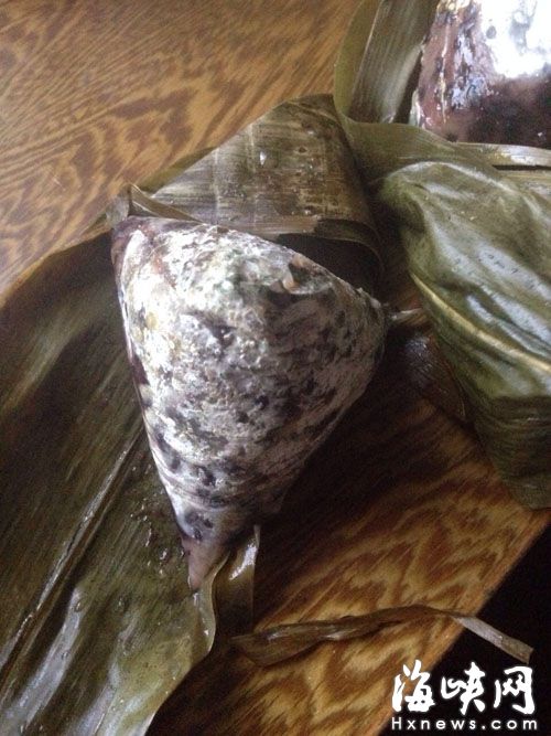 謝先生拆開的粽子發(fā)霉得厲害