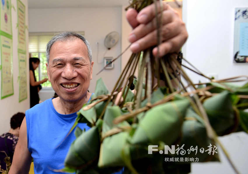 竹林境社區包粽子送困難戶　開展端午一家親活動