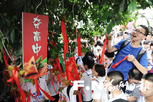 福州6.7萬余名考生今中考 考點(diǎn)掛高粽祝學(xué)子高中