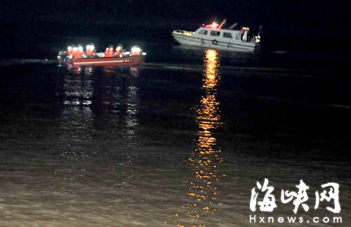 搜救人員在進(jìn)行打撈