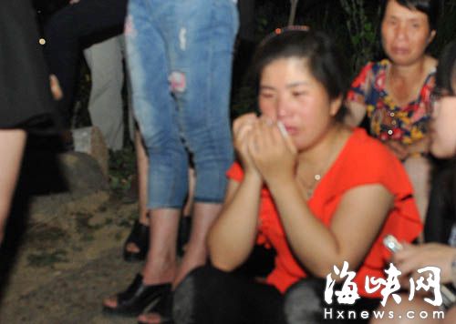 家屬在現(xiàn)場焦急等待