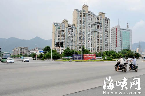 秀峰路廈坊路口的廣告牌 
