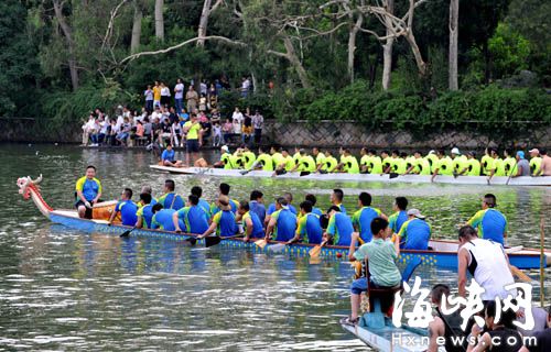 這幾支龍舟隊隊員都沒穿救生衣