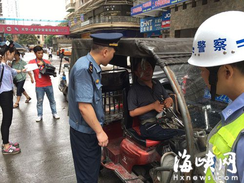執(zhí)法人員查扣非法營運(yùn)的殘疾人車