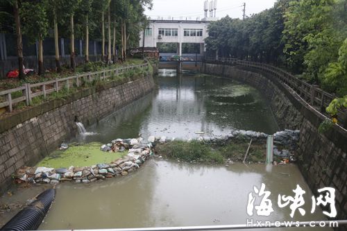 金祥路旁的流花溪被沙袋阻斷