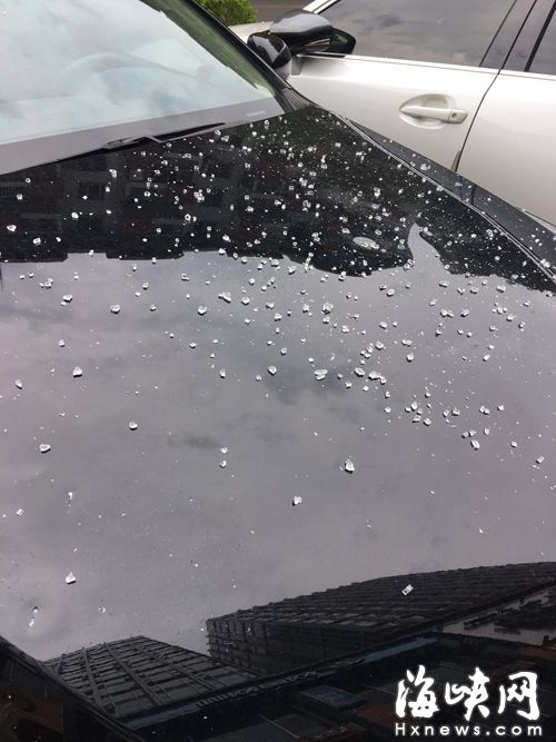 車上全是玻璃渣（當事人供圖） 