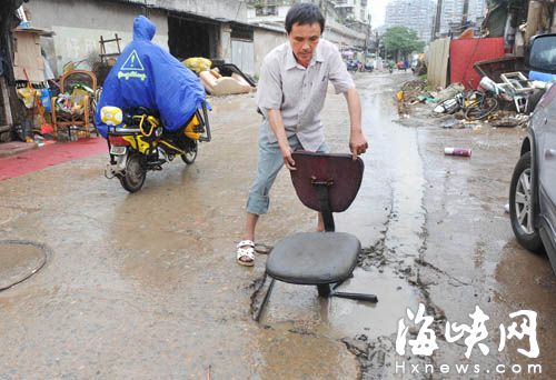 好心市民用椅子來提醒路人