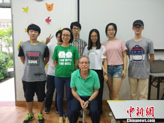 美籍外教撞臉愛(ài)因斯坦成網(wǎng)紅:難舍中國(guó)師生情