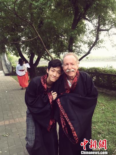 美籍外教撞臉愛(ài)因斯坦成網(wǎng)紅:難舍中國(guó)師生情