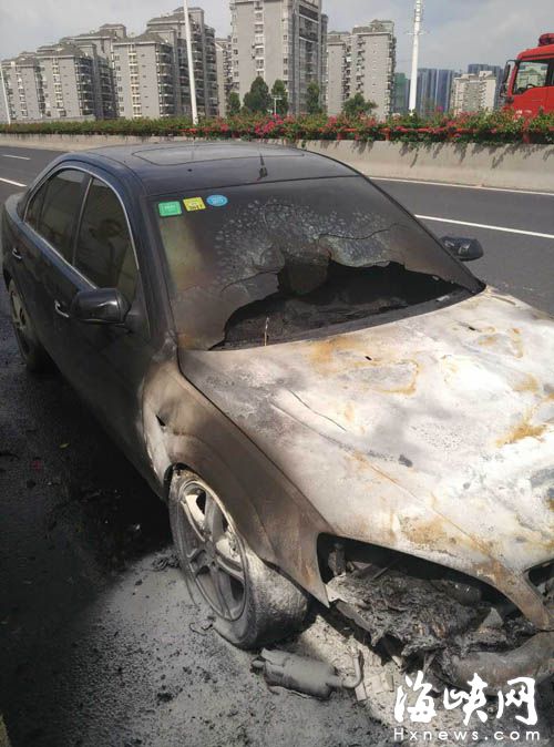 轎車追尾發生自燃幸遇灑水車　火情被及時控制住
