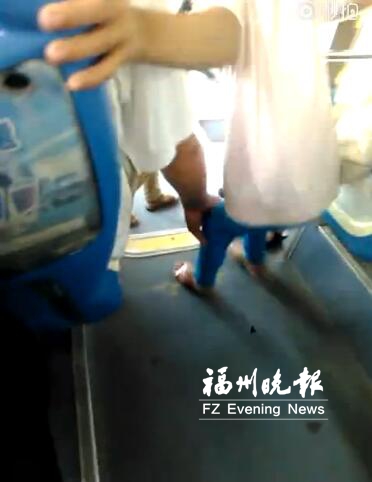 公交上咸豬手5次伸向小學生 女中學生拍視頻上網