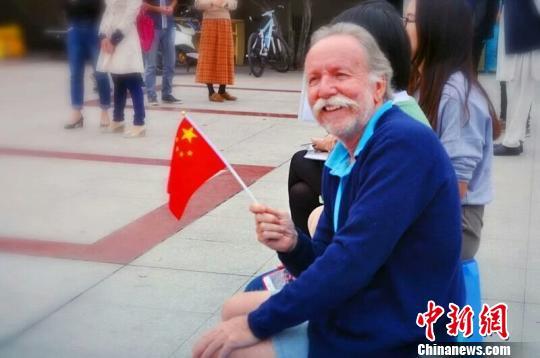 美籍外教撞臉愛因斯坦成網紅：難舍中國師生情