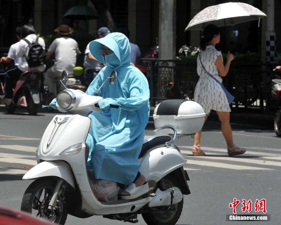 南方開啟“蒸籠”模式 福州市民出行“全副武裝”防曬
