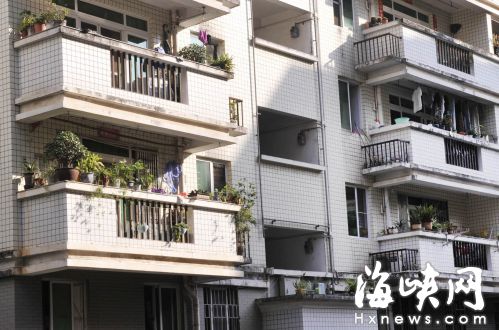 福州不少居民陽臺(tái)隨意擺放花盆　成懸空“炸彈”