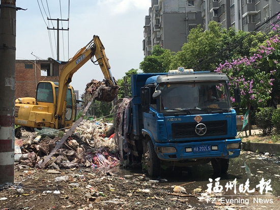 百花新苑小區(qū)門外成垃圾場　建新鎮(zhèn)組織人員清理