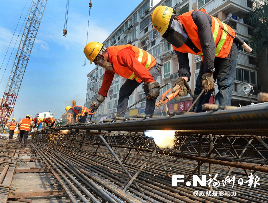 高溫“烤驗”地鐵工人 工地多措并舉防暑降溫