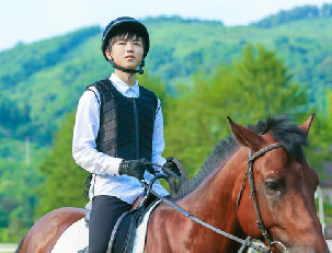 青春少年!TFBOYS三子馬術寫真曝光 大長腿吸睛