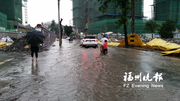 昨日暴雨后洋中路水流成河　積水最深過膝（圖）