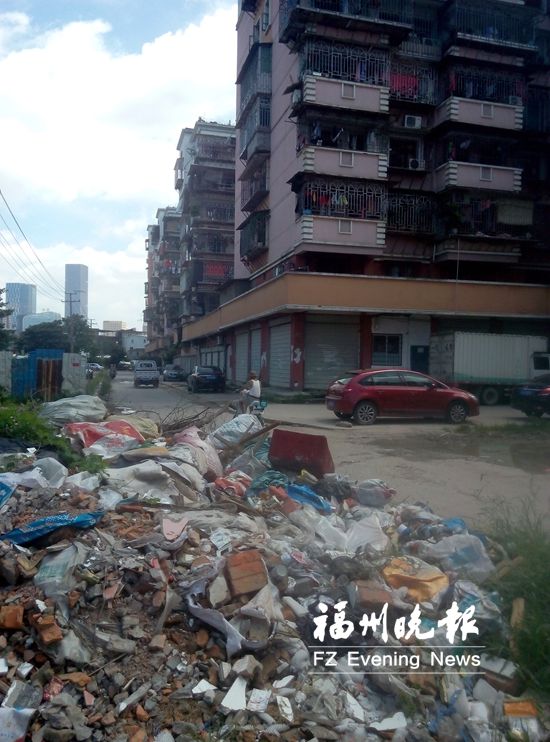 倉(cāng)山金浦小區(qū)外垃圾堆積成山　居民進(jìn)出不堪其臭