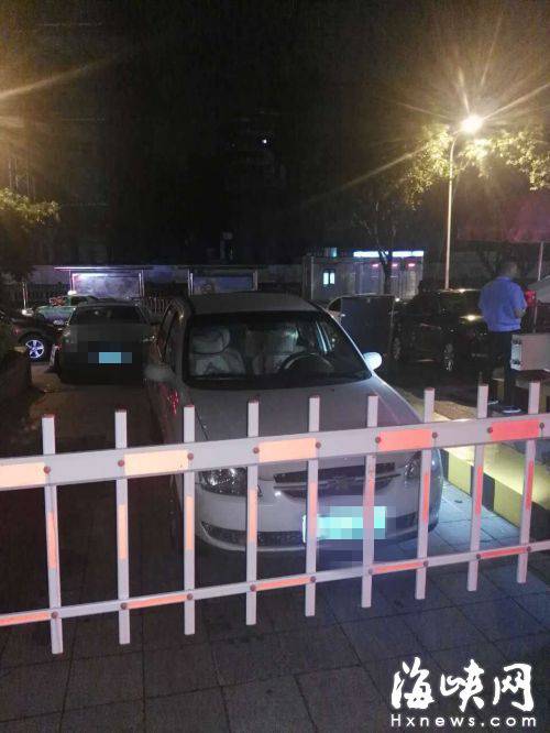 屏東城小區物業整治亂停車 業主車堵門1個多小時
