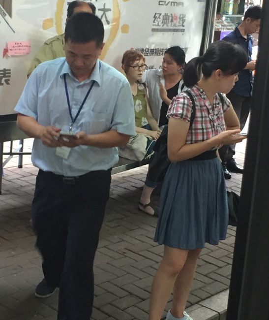 外國女乘客身體不適　公交車司機和乘客熱心相助