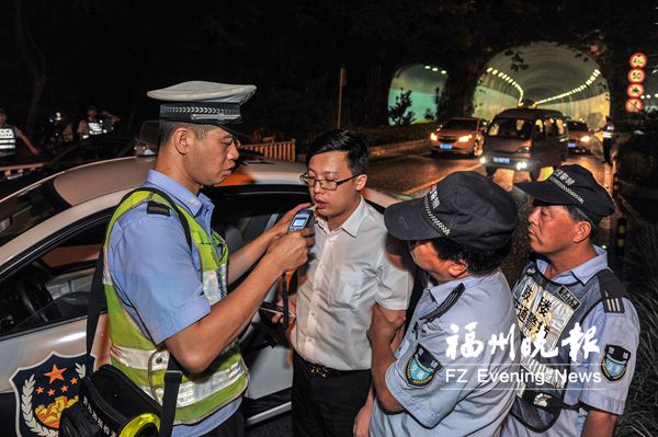 鼓樓交警深夜設卡檢查酒駕　四人醉駕被刑事拘留