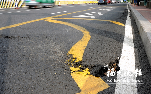 街頭多處瀝青路面疑被曬化　一些路口瀝青隆起變形