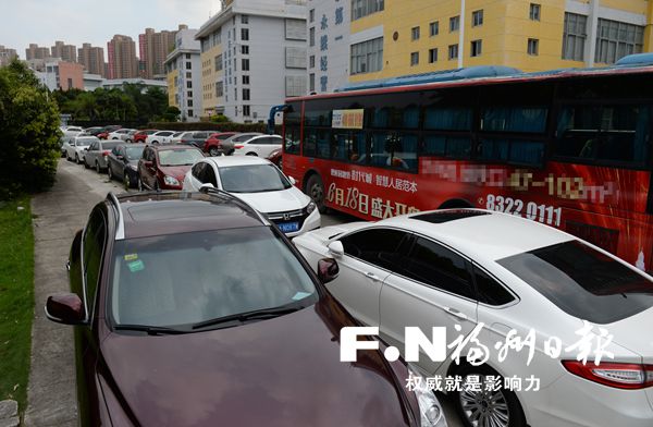 橘園洲工業園部分路段違停嚴重　公交車寸步難行
