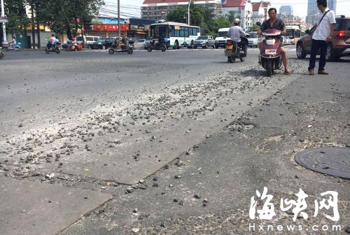 碎石子散落，占了整整一條車道