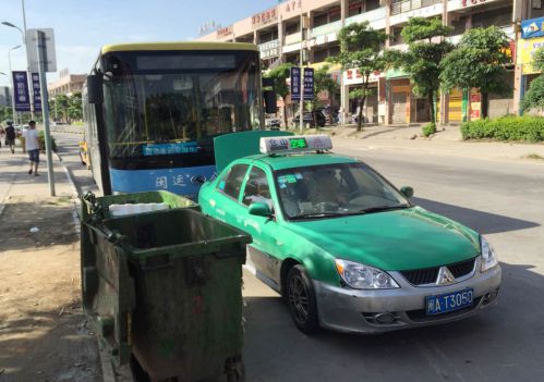 大學城“定制巴士”遭出租車圍堵　學生險些誤車
