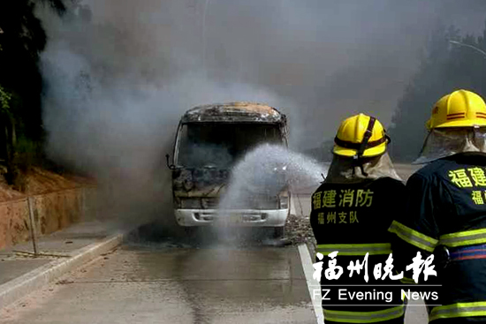 福清中巴自燃車上人員全疏散　消防到場撲滅大火