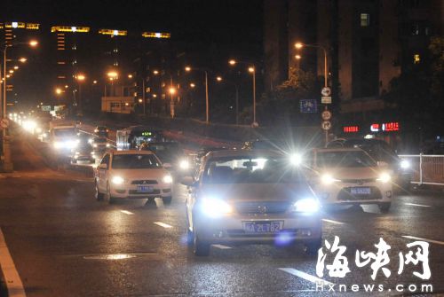 從琴亭高架駛向五四路的閩A2L782等多部車開著遠光燈 