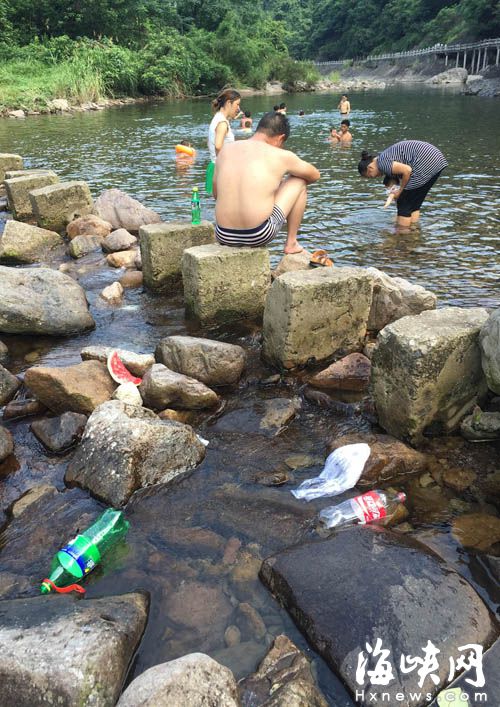 第六重溪里，游客隨意丟棄西瓜皮和飲料罐等垃圾