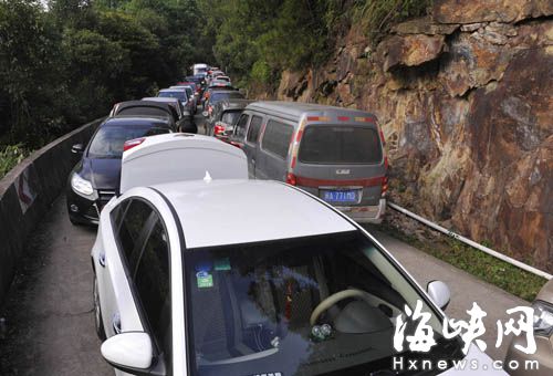 通往景區的是雙向兩車道，可一個車道被當作停車場，車輛嚴重滯留