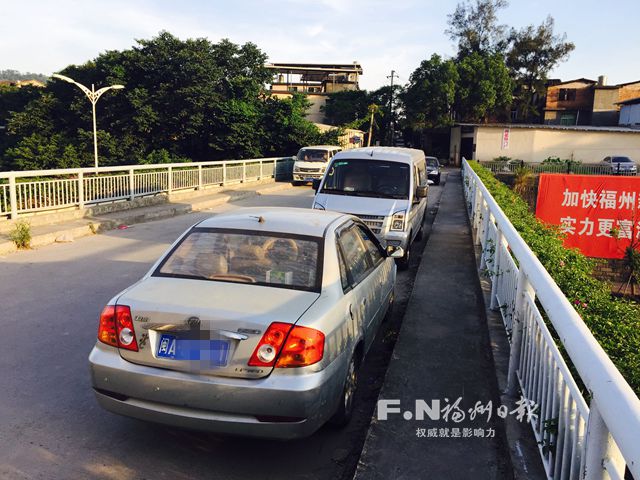 南二環(huán)雙湖新城旁天橋停滿車　成“免費(fèi)停車場”