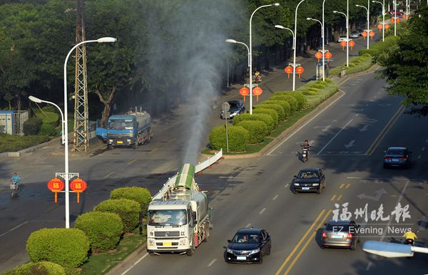 福州城區霧炮車上路　噴出水霧對付拆遷工地揚塵
