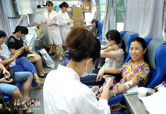 46名市直機(jī)關(guān)工作人員獻(xiàn)血14600毫升 為黨旗添光彩