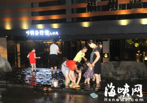 溫泉博物館景觀池成市民嬉水點　水池內有沉淀物
