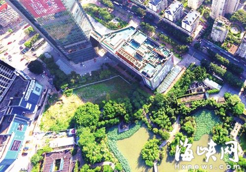 活動(dòng)板房邊的圍擋內(nèi)空地荒廢已久 