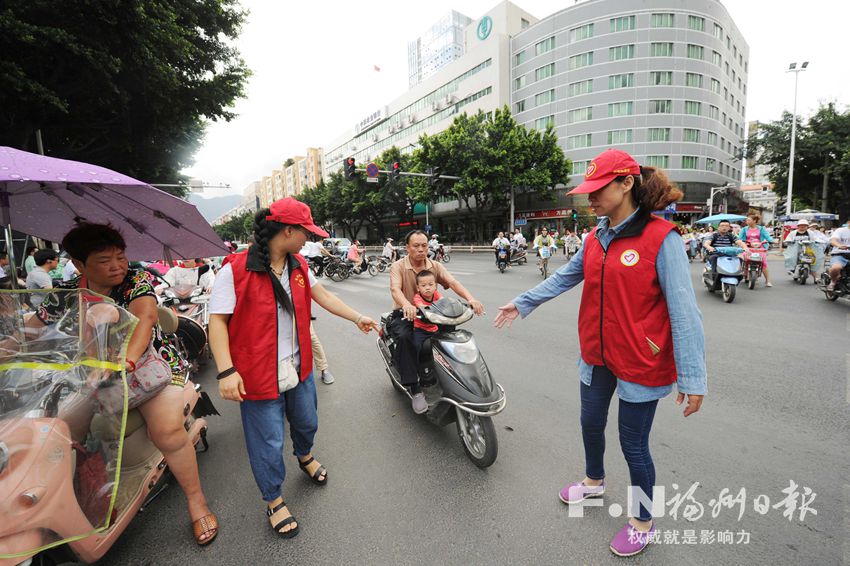 志愿者頂著烈日為文明交通護航：流再多汗也不累