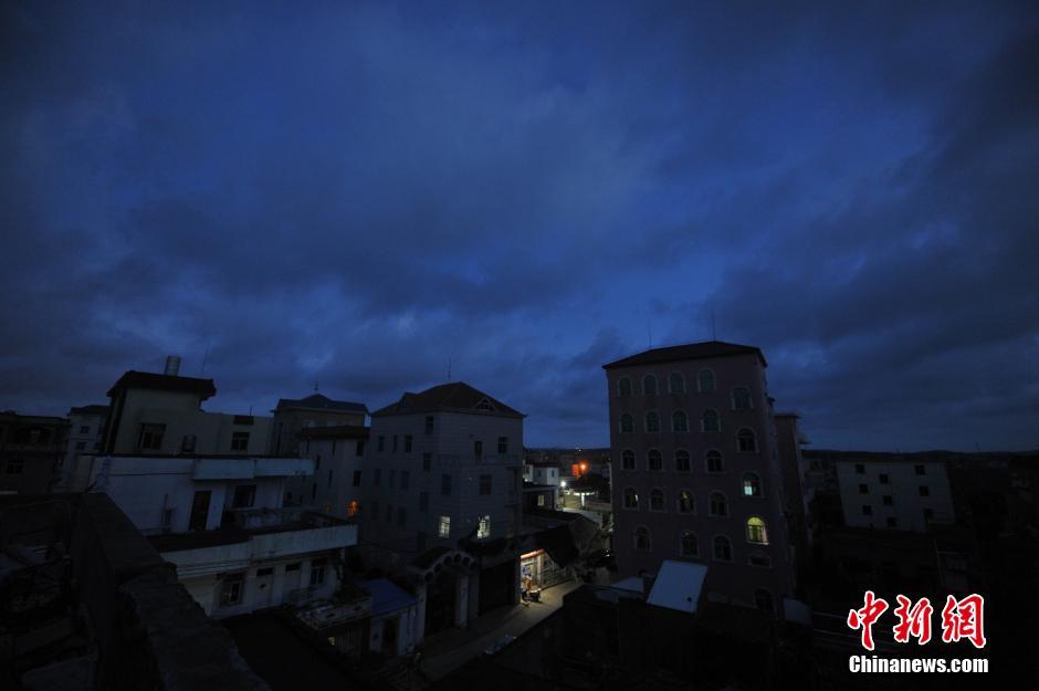 臺風“尼伯特”逼近 福州上空現“火燒云”景觀