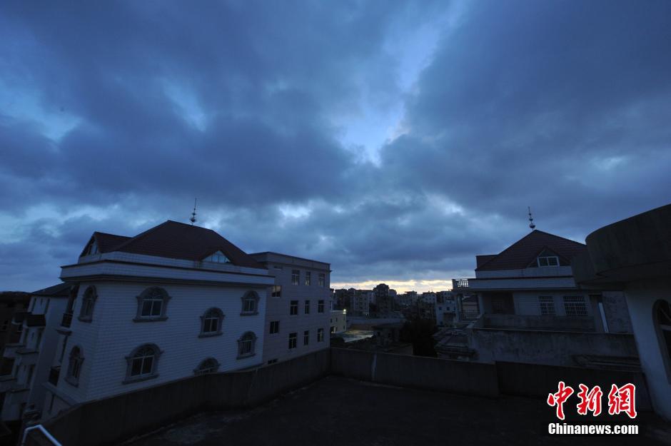 臺風“尼伯特”逼近 福州上空現“火燒云”景觀