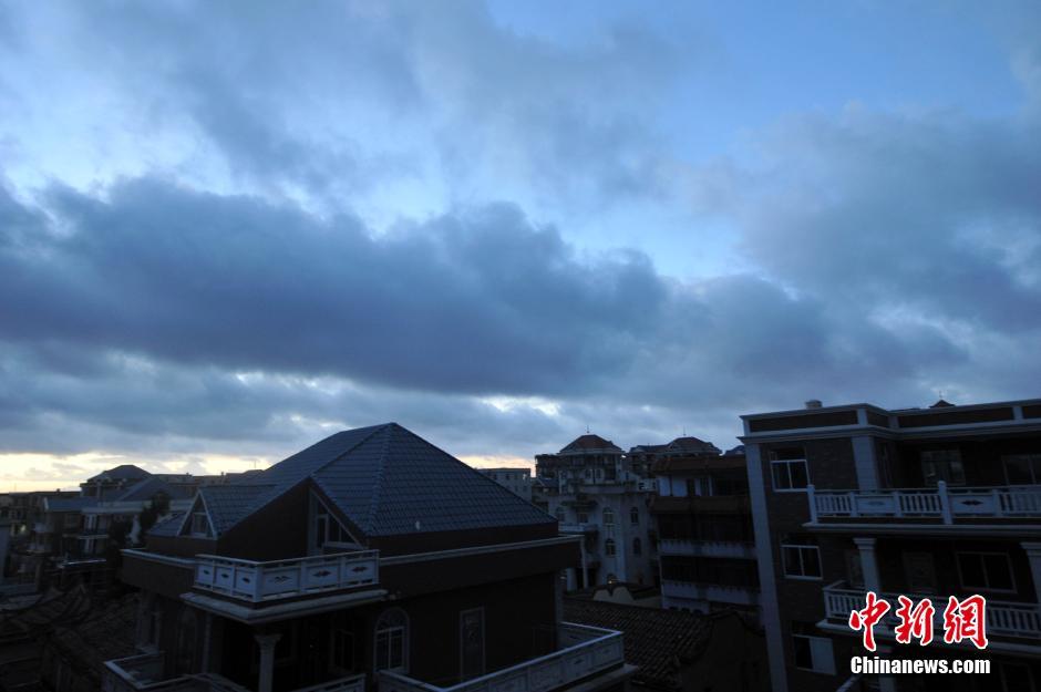 臺風“尼伯特”逼近 福州上空現“火燒云”景觀