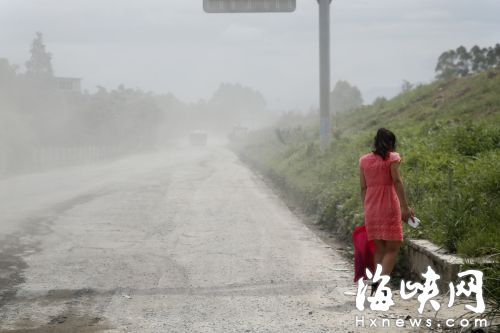 南嶼蘇岐村路段路面破損嚴重，大貨車經(jīng)過后灰塵漫天