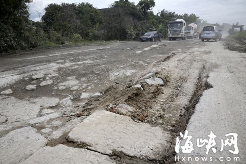 路面破損形成大坑