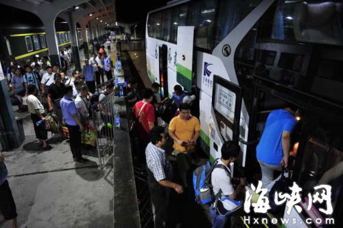鐵路被淹近千旅客滯留古田 福建交通集團(tuán)深夜馳援
