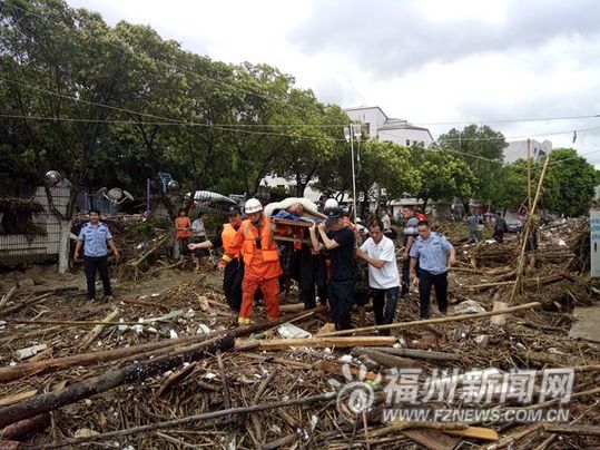 永泰公安局黨員先鋒隊：搶險救災現(xiàn)場，處處沖鋒在前
